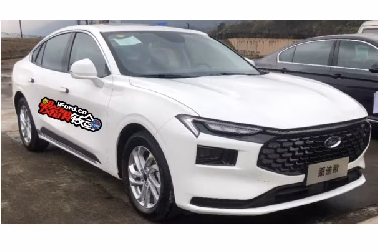 Do liên doanh Changan-Ford sản xuất, mẫu xe sedan Ford Mondeo 2022 được áp dụng ngôn ngữ thiết kế "Potential Energy Aesthetics" mới của thương hiệu Mỹ, tương tự Evos, Equator và Equator Sport. Trên đầu xe, Ford Mondeo 2022 được trang bị lưới tản nhiệt cỡ lớn với thiết kế dạng vảy, tạo hiệu ứng không gian 3 chiều.