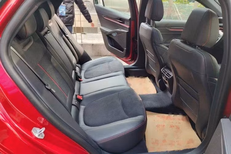 Nguồn cung cấp sức mạnh cho mẫu sedan cỡ trung này là động cơ xăng EcoBoost 4 xi-lanh, tăng áp, dung tích 2.0L, tạo ra công suất tối đa 238 mã lực và mô-men xoắn cực đại 376 Nm. Sức mạnh được truyền tới cầu trước thông qua hộp số tự động 8 cấp, cho phép xe đạt vận tốc tối đa 220 km/h.