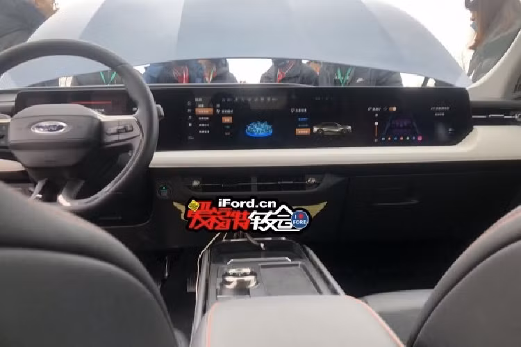 Ngoài ra, Ford Mondeo mới còn có cụm điều khiển trung tâm của xe được đặt thấp, đi kèm núm xoay chuyển số mới và sạc điện thoại thông minh không dây.