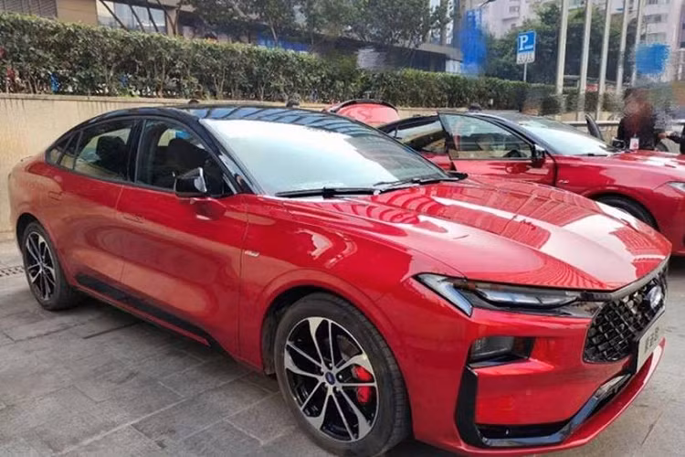 Bên sườn, xe sở hữu đường dập gân kép nổi bật, chạy từ đèn pha đến hết cửa trước và từ cửa sau đến đèn hậu. Tiếp đến là tay nắm cửa nằm chìm vào thân xe và 3 loại vành khác nhau, tùy theo phiên bản.