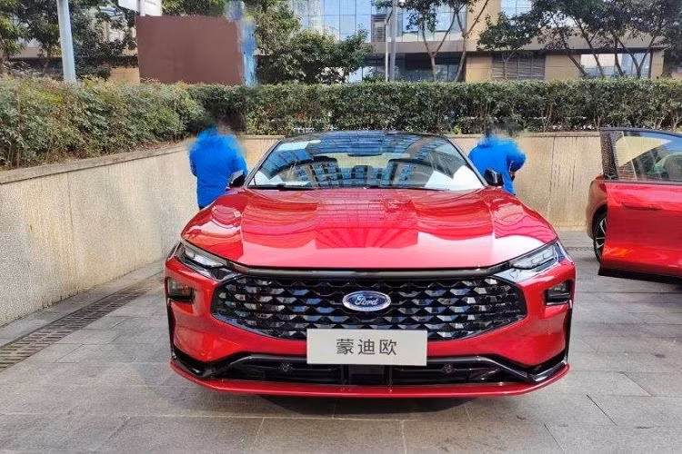 Bước vào bên trong Ford Mondeo 2022, người lái sẽ được chào đón bằng không gian nội thất tạo cảm giác hiện đại và công nghệ cao nhờ màn hình cỡ lớn nằm độc lập trên mặt táp-lô.