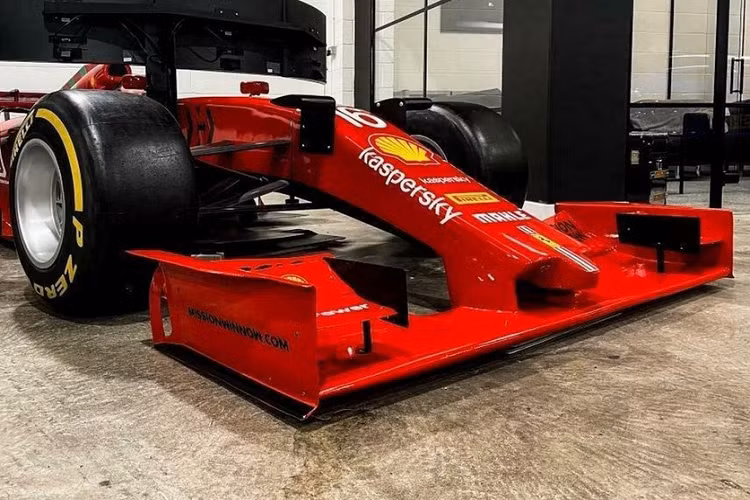 Câu trả lời là một cỗ máy đua xe mô Ferrari F1, hiện đang được niêm yết giá 40.000 bảng Anh (tương đương 1,22 tỷ đồng) trên eBay. Mặc dù ngày nay bất kỳ ai cũng có thể thưởng thức đồ họa tuyệt vời của một trò chơi đua xe F1 từ PC hoặc máy game console của họ mà không phải bỏ ra một khoản “gia tài” nhỏ, nhưng việc có một chiếc F1 như thật để ngồi sẽ đưa trải nghiệm lên một đẳng cấp khác.