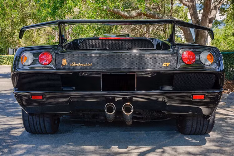 Giá xe Lamborghini Diablo GT nhái này hiện được rao bán trên eBay với mức giá mua ngay là 175.000 USD (tương đương 4 tỷ đồng).