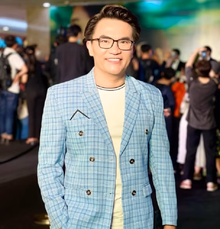 Sao Viet va nhung lan dien sai dresscode: Ngoc Trinh nhieu lan bi che bai