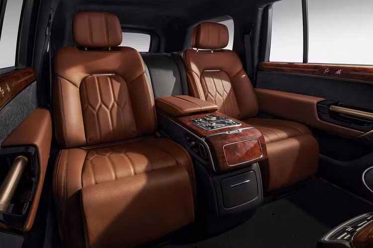 Trên đầu xe, Hồng Kỳ LS7 2022 được trang bị lưới tản nhiệt cỡ lớn với những nan mạ crôm nằm dọc theo phong cách thác nước, gợi liên tưởng đến xe sang Rolls-Royce. Ở giữa lưới tản nhiệt có đường màu đỏ, kéo dài lên nắp ca-pô vốn là đặc điểm nhận dạng của xe Hồng Kỳ. Ngoài ra, lưới tản nhiệt còn được bao quanh bằng nẹp mạ crôm dày dặn ở hai bên và dải đèn LED hình chữ "U".