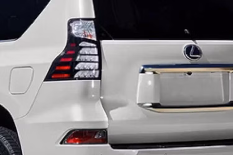 Lexus GX Black Line Edition vẫn sử dụng động cơ V8 4.6L hút khí tự nhiên cho công suất tối đa 301 mã lực và mô-men xoắn cực đại 446 Nm. Đi kèm là hộp số tự động 6 cấp và hệ dẫn động bốn bánh Full-time 4WD.