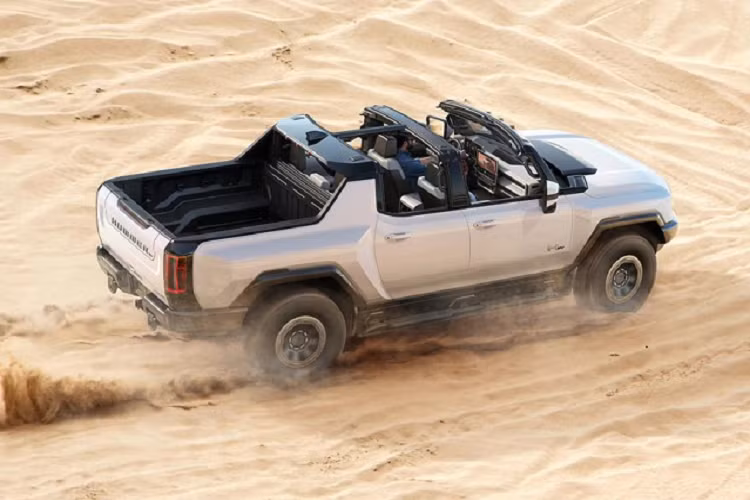 Hầu hết Hummer EV đang được bán trên thị trường đều thuộc bản Edition 1 - vốn đã hết hàng từ lâu. Phiên bản này có giá bán khởi điểm tại Mỹ là 110.295 USD (khoảng 2,53 tỷ đồng).