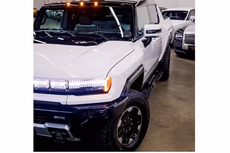 Nếu muốn mua một chiếc bán tải Hummer EV 2022 hàng sẵn hiện tại, khách hàng ở Mỹ sẽ phải bỏ ra khoảng 220.000 USD - 300.000 USD (khoảng 5,14 - 7 tỷ đồng) tùy option và tình trạng xe.