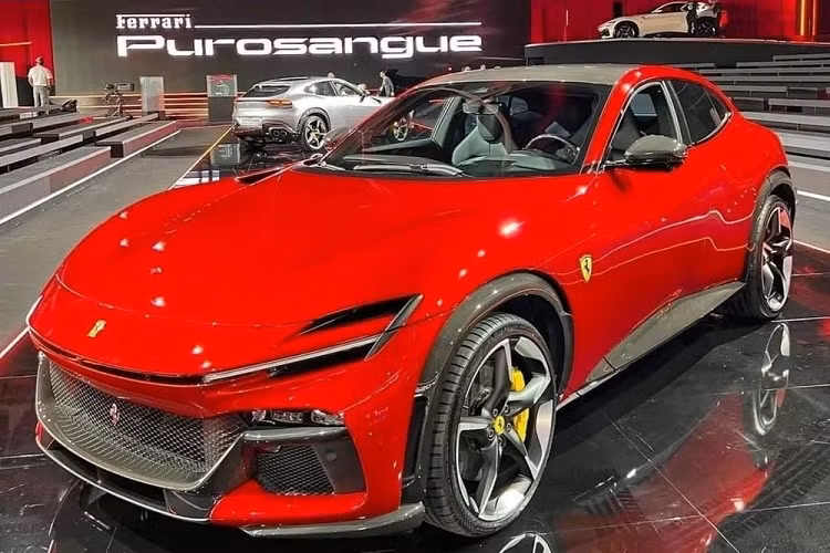Vào háng 9/2022, hãng siêu xe Ferrari đã vén màn chiếc xe SUV đầu tiên của mình mang tên gọi là Purosangue, dù không thừa nhận Ferrari Purosangue 2023 mới là xe SUV và không cạnh tranh với Urus của Lamborghini cũng như DBX707 đến từ nhà Aston Martin nhưng thực tế, ai cũng muốn đặt bộ 3 này lên bàn cân so sánh.