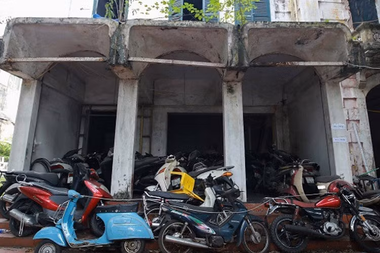 Theo tìm hiểu, đây từng là trụ sở chi nhánh của ngân hàng Vietcombank cách đây 6 năm. Tuy nhiên ngân hàng này đã dời đi với lý do biệt thự xuống cấp. 