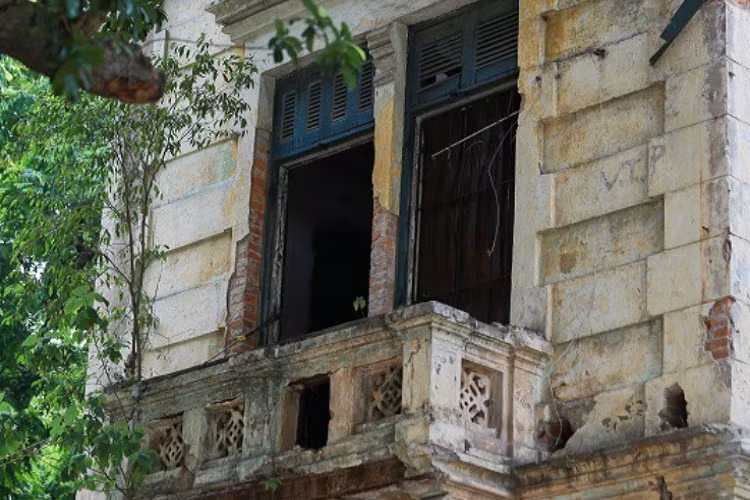 Trải qua hàng trăm năm xây dựng, đến nay căn biệt thự đã xuống cấp trầm trọng. Những mảng tường đã loang lổ phủ đầy rêu, những cánh cửa cũ đã mục nát. Được biết, khoảng đầu những năm 2000, căn biệt thự này được một cơ sở kinh doanh phong thủy thuê lại, tuy nhiên họ chỉ hoạt động một thời gian thì rời đi. Từ đó đến này, căn biệt thự vẫn bị bỏ trống.