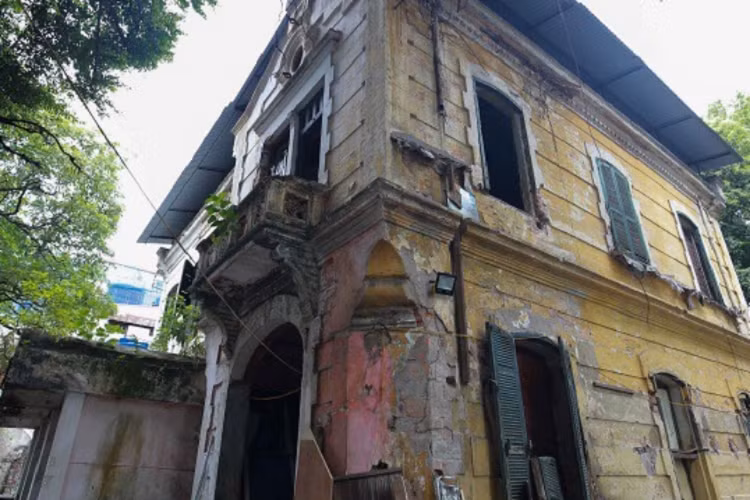 Một căn biệt thự Pháp cổ khác ở số 78 Nguyễn Du (Hai Bà Trưng, Hà Nội) cũng rơi vào tình trạng hoang tàn. Cụ thể, nơi này đã bị bỏ hoang suốt 6 năm nay. Căn nhà này còn có hai mặt tiền hướng ra ngã tư Nguyễn Du – Trần Bình Trọng vô cùng đắt giá. 