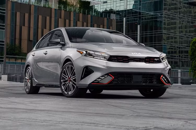 Nửa trên của danh sách gồm Infiniti QX50, Jeep Compass, Jeep Renegade, Cadillac XT4, và Kia Forte với điểm số đồng đều 46% và 47%.