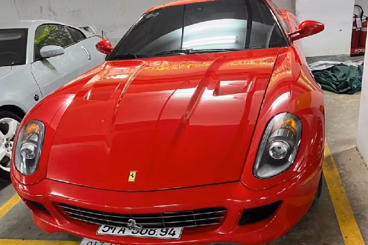 Chiếc siêu xe Ferrari 599 GTB Fiorano đầu tiên về Việt Nam ban đầu có màu đỏ nhưng sau đó được đại gia ngành cà phê cho sơn lại màu trắng và nay xuất hiện với bộ áo Rosso Corsa đặc trưng của những chiến mã nhà ngựa chồm.