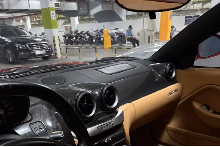 Động cơ kết hợp cùng hộp số 6 cấp, nhờ đó, Ferrari 599 GTB Fiorano mất khoảng thời gian 3,7 giây để tăng tốc lên 100 km/h từ vị trí xuất phát trước khi đạt vận tốc tối đa 330 km/h.