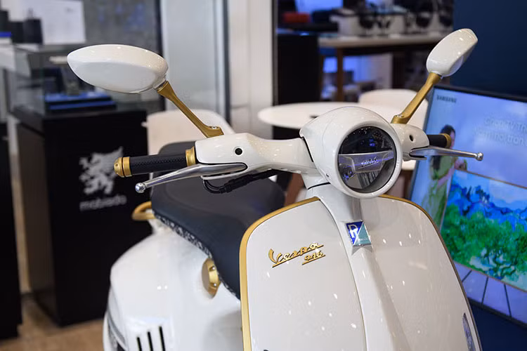 Có thời điểm, Vespa 946 Christian Dior bị các “thương lái” đẩy giá “lên tận trời”, cao nhất tới 2 tỷ đồng. Thêm nữa, đây là mẫu xe hiếm hoi được hợp tác giữa thương hiệu Vespa và hãng thời trang nổi tiếng Christian Dior và cũng là sản phẩm kỷ niệm 75 năm thành lập của cả 2 thương hiệu lừng danh thế giới ở 2 lĩnh vực khác nhau.