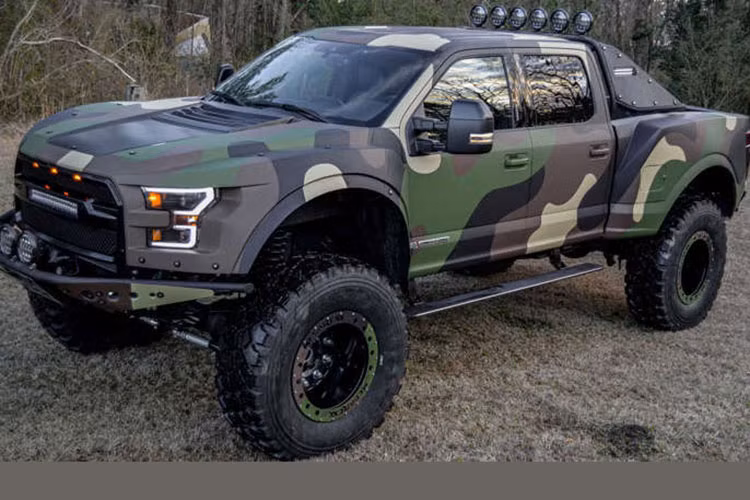 Ford F-250 là người “anh trai” to lớn hơn của F-150, được sản xuất để phục vụ những khách hàng muốn sở hữu một chiếc bán tải lực lưỡng hơn nhưng không đến mức quá khổ như F-350 và F-450. Ở cấu hình tiêu chuẩn nhà máy, F-250 trông đã đủ to khỏe, nhưng nếu muốn có một chiếc F-250 hung dữ hơn nữa, người mua có thể tìm đến sản phẩm Ford F-250 MegaRaptor Crew Cab Lariat 2022 được độ bởi Megarexx Trucks.