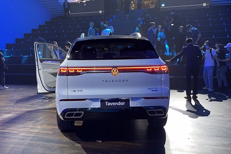 Trong đó, màn hình trung tâm của xe được thiết kế xoay về phía người lái. "Trái tim" của Volkswagen Tavendor 2023 là khối động cơ xăng 4 xi-lanh, tăng áp, dung tích 2.0L, sản sinh công suất tối đa 186 mã lực hoặc 220 mã lực.