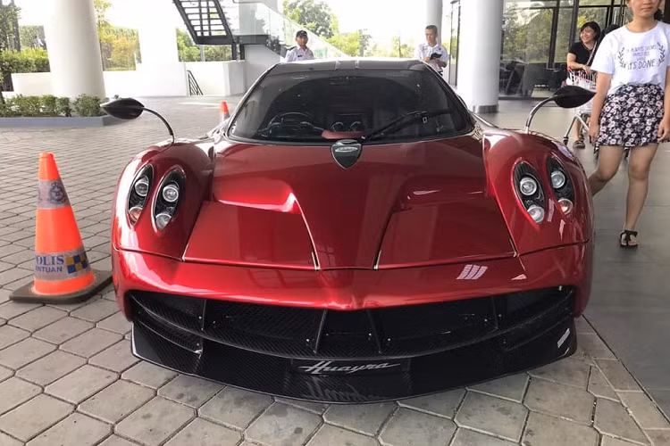 Cánh gió đuôi của xe Pagani Huayra được bí như cánh gió trên máy bay, khi xe chạy với vận tốc trên 65 km/h và chủ nhân phanh lại, cánh gió sẽ nâng lên để kìm xe lại, sau đó, cánh gió đuôi của xe sẽ tự động hạ xuống như chưa từng xảy ra chuyện gì. 
