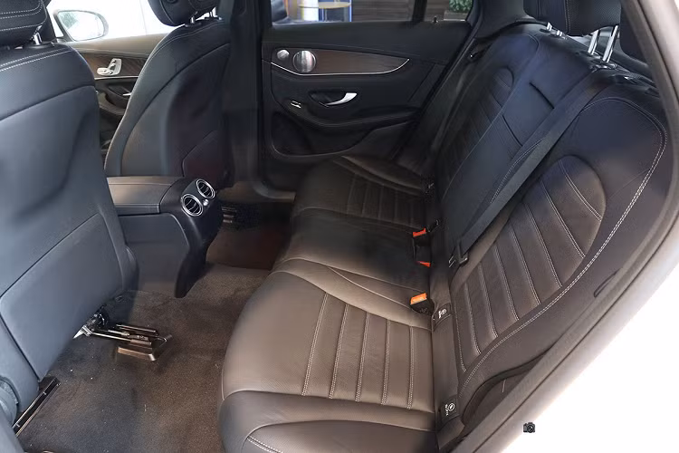 Chỉ biết rằng, giá xe Mercedes-Benz GLC 200 chính hãng tại Việt Nam bắt đầu từ 1,8 tỷ đồng cho bản tiêu chuẩn, riêng bản Mercedes-Benz GLC 200 4Matic có giá 2,1 tỷ đồng