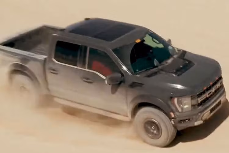 Hiện tại, thông tin về động cơ của Ford F-150 Raptor R 2023 mới chưa được công bố chi tiết. Khả năng cao, Ford sẽ mang động cơ Xăng V8 dung tích 5.2L siêu nạp lấy từ Mustang Shelby GT500 để sử dụng trên F-150 Raptor R 2023. Ở mẫu xe Mustang Shelby GT500, động cơ V8 siêu nạp này cho công suất 760 mã lực.