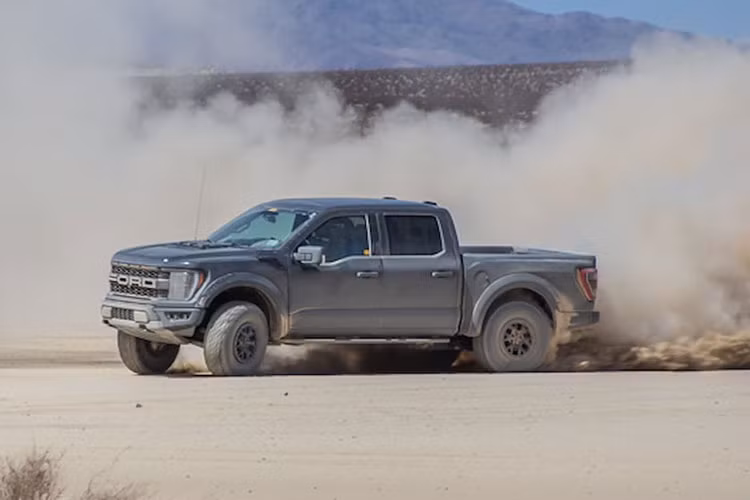  Ford F-150 bản Raptor tiêu chuẩn sử dụng động cơ V6 dung tích 3.5L tăng áp kép EcoBoost là một mẫu xe mạnh mẽ với công suất 450 mã lực. Tuy nhiên, để so kè với “người đồng hương” RAM 1500 TRX mạnh 702 mã lực. Ford đã tạo ra thêm phiên bản “F-150 Raptor R” mạnh mẽ hơn với công suất có thể sánh ngang hàng với 1500 TRX mạnh 702 mã lực.