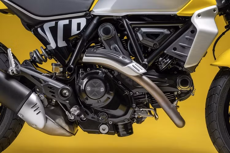 Trong 3 phiên bản của Ducati Scrambler 2023, sở hữu ngoại hình thể thao nhất là Full Throttle vì lấy cảm hứng từ xe đua Flat Track. Ngoài ra, phiên bản Full Throttle còn có tính năng sang số nhanh và hệ thống xả Termignoni tiêu chuẩn. Ở 2 phiên bản còn lại, những trang bị này sẽ nằm trong danh sách tùy chọn.