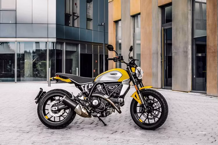 Dù ở phiên bản nào, xe cũng dùng động cơ Ducati Desmodue L-twin với xi-lanh đôi, làm mát bằng gió và dầu, dung tích 803 cc như trước. Động cơ này tạo ra công suất tối đa 73 mã lực tại tua máy 8.250 vòng/phút và mô-men xoắn cực đại 48,1 lb-ft tại tua máy 7.000 vòng/phút.