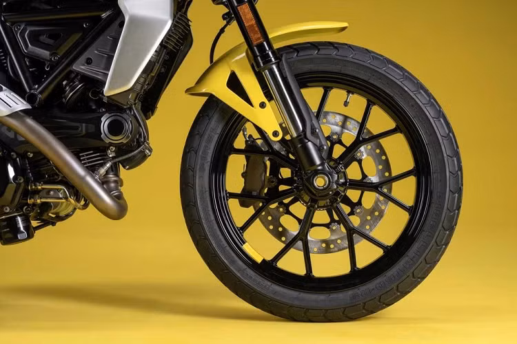 Thay đổi tiếp theo của Ducati Scrambler 2023 nằm ở khung thép lưới nhẹ hơn và tay đòn thiết kế mới. Giảm xóc sau Kayaba tùy chỉnh theo tải được đổi vị trí về gần với trọng tâm xe hơn. Trong khi đó, phuộc Kayaba 41 mm phía trước không thay đổi.
