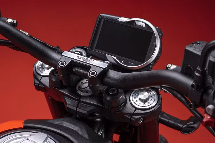 Trong khi đó, hộp số của mẫu xe môtô Ducati Scrambler 2023 được cải tiến với bộ ly hợp chống trượt thủy lực. Theo hãng Ducati, vỏ động cơ và các bộ phận mới của bộ ly hợp, hộp số cũng như hệ thống điện tử giúp xe nhẹ hơn 2,5 kg so với thế hệ cũ.