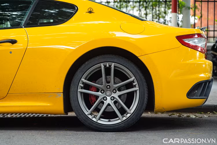 Maserati GranTurismo Sport sở hữu thiết kế 2+2 nhưng thực chất mẫu xe thể thao này không khác gì chiếc sedan hạng sang Quattroporte với 4 cửa khi khoảng cách giữa 2 cầu xe chỉ ngắn hơn 12 cm so với chiếc Quattroporte.