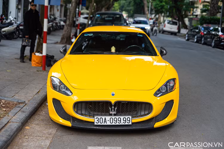 Về ngoại thất, cản trước trên phiên bản GranTurismo MC Sportline được chia làm 3 khoang riêng biệt với khe gió hai bên được vuốt cong tạo cái nhìn khỏe khoắn, lưới tản nhiệt trung tâm được sơn đen tương phản với ngoại thất kết hợp với logo “cây đinh ba” có 2 đường kẻ màu đỏ, khác biệt với những mẫu xe còn lại của Maserati.