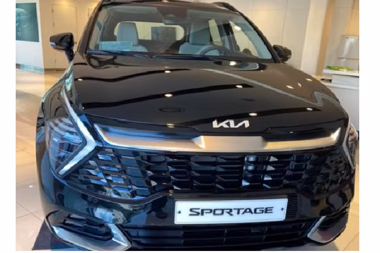 Tại Việt Nam, Sportage sẽ cạnh tranh với Hyundai Tucson, Mazda CX-5 và Honda CR-V, vậy nên mức giá trên bị đánh giá là khá cao so với các đối thủ. Mong rằng giá bán chính thức của Kia Sportage 2022 sẽ thấp hơn so với dự kiến.