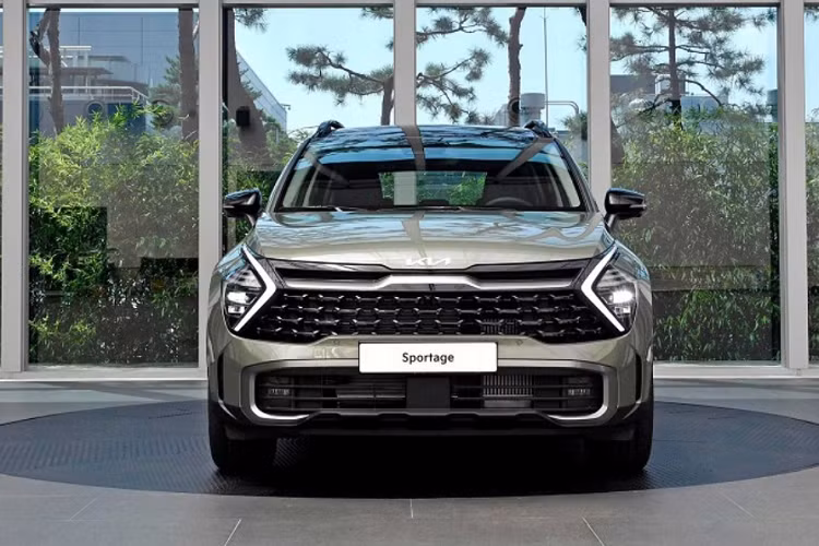 Cụ thể, giá xe Kia Sportage 2.0G Luxury 2022 sẽ có giá 899 triệu đồng, Sportage 2.0G Premium giá từ 939 triệu đồng, Sportage 2.0G Signature X-Line giá 999 triệu đồng, Sportage 2.0G Signature giá 1,009 tỷ đồng, Sportage 1.6 Turbo Signature X-Line AWD / Sportage 1.6 Turbo Signature AWD / Sportage 2.0D Signature X-Line đồng giá 1,089 tỷ đồng, Sportage 2.0D Signature giá 1,099 tỷ đồng.