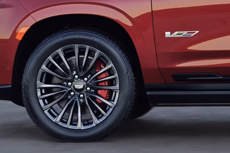 Trong những tình huống lái xe bình thường, chiếc SUV cỡ lớn sẽ chia đều lực cho cầu trước và cầu sau để có lực kéo tối đa. Tuy nhiên, khi cần tập trung tăng tốc, chiếc xe có thể truyền tối đa 67% sức mạnh tới trục sau.