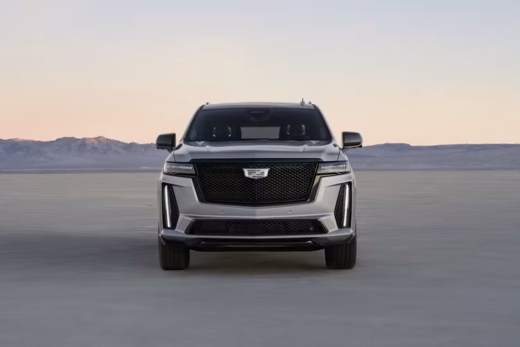 Trong khi nội thất và hệ truyền động có nhiều nâng cấp đáng chú ý, ngoại thất của Escalade-V 2023 lại có khá ít cập nhật. Xe được trang bị lưới tản nhiệt Sport Mesh màu đen giống các mẫu V khác, những đường cắt xẻ được bổ sung để đầu và đuôi xe trông thể thao hơn.