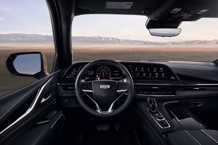 Đối với nội thất, Escalade-V 2023 là một chiếc SUV cỡ lớn vừa sang trọng vừa tràn đầy công nghệ hiện đại. Ấn tượng nhất chính là cụm màn hình khổng lồ 38 inch, bao gồm màn hình đồng hồ đo kỹ thuật số 14,2 inch tận dụng thực tế tăng cường để cung cấp thêm thông tin khi hệ thống định vị hoạt động. Công nghệ rảnh tay Super Cruise của GM sẽ là một tính năng tùy chọn có giá từ khoảng 2.500 USD (~ 57,7 triệu VNĐ).