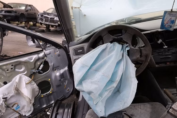 Lai xe ban tai Ford Ranger doi 2006 tu vong do tui khi Takata