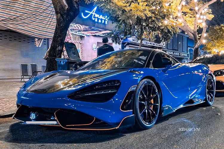 Cả Việt Nam hiện có khoảng 4 chiếc siêu xe McLaren 765LT, và chỉ có một chiếc khoác trên mình bộ cánh màu xanh dương Paris Blue vô cùng nổi bật và cá tính, đây là một màu sơn tùy chọn nằm trong bảng màu của bộ phận cá nhân hóa MSO.