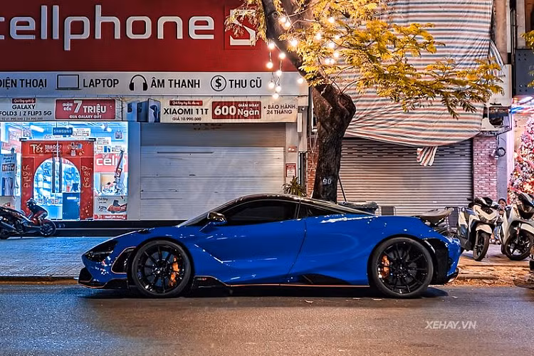 Ước tính, mức giá xe McLaren 765LT trong bài viết này phải trên 30 tỷ đồng tại thị trường Việt Nam. Trên toàn thế giới chỉ có đúng 765 chiếc siêu xe giới hạn McLaren 765LT đước sản xuất, nhưng ở thị trường ôtô Việt đã có tới 4 chiếc được các đại gia đem về.