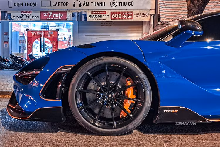 Là phiên bản hiệu năng cao được phát triển dựa trên 720S, McLaren 765LT sở hữu ngoại hình dữ dằn với cản trước có các khe hút gió phía trước mở rộng triệt để, đóng vai trò như một cánh chia gió ở phần đầu xe.