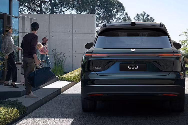 Tương tự đầu xe, khu vực bên sườn của mẫu SUV điện cỡ lớn này cũng được thổi làn gió mới, thể hiện qua đường dập gân giữa 2 hốc bánh, đường chân kính thẳng thớm và gương chiếu hậu nằm ở cột A thay vì trên cửa. Bên dưới là các loại vành la-zăng có đường kính dao động từ 20 - 22 inch, tùy phiên bản. Vành la-zăng có thể đi với cùm phanh 6 piston, giúp giảm quãng đường phanh xuống còn 34,5 m.