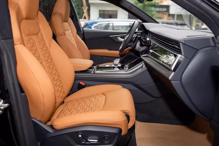 Di chuyển vào bên trong, Audi RS Q8 duy nhất tại Việt Nam gây ấn tượng với các ghế ngồi bọc da nâu Valcona kết hợp các đường chỉ khâu hình tổ ong tinh xảo, xe có nhiều bề mặt được ốp sợi carbon.