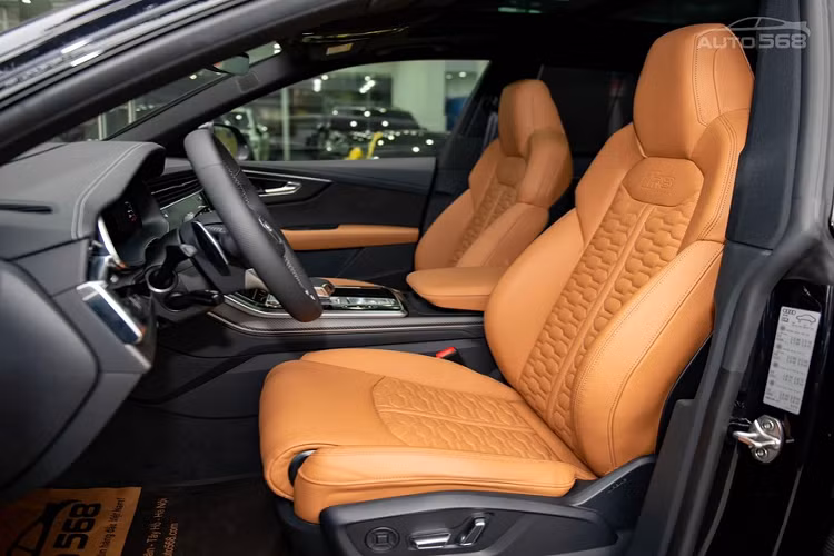 Audi RS Q8 có thể được coi là một phiên bản "giá rẻ" của Lamborghini Urus vì 2 mẫu xe này sử dụng chung khung gầm, động cơ, hộp số.