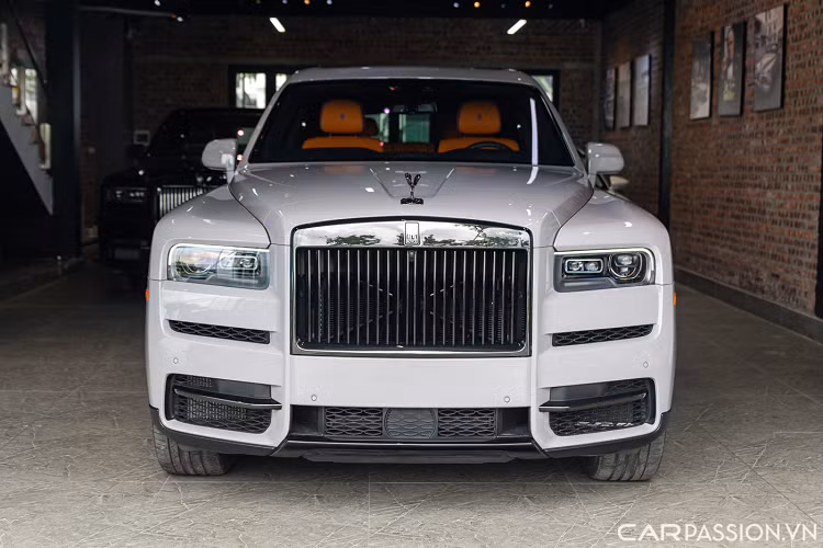 Phần đầu xe vẫn mang thiết kế Architecture of Luxury với lưới tản nhiệt Pantheon đặc trưng của Rolls-Royce màu đen bóng, ngay bên trên là biểu tượng thiếu phụ bay “Spirit of Ecstasy” cũng sơn cùng màu tạo cảm giác huyền bí. Cặp đèn pha sử dụng công nghệ Laser hiện đại bậc nhất hiện nay với hiệu năng chiếu sáng vượt trội.