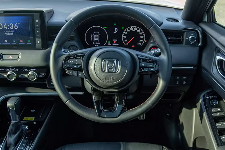 Ngoại thất của Honda HR-V thế hệ mới được thiết kế theo phong cách hiện đại, ít sự cầu kỳ. Xe được trang bị đèn pha LED, đèn hậu LED trải dài hiện đại hơn. Tùy thuộc vào phiên bản mà xe sẽ có những cấp độ trang trí khác nhau. “Dàn chân” lắp bộ mâm hợp kim kích thước 18 inch (225/50 R18), trang bị ăng-ten vây cá thể thao.