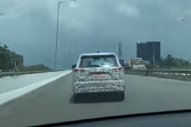Thay vào đó, xe chuyển sang dùng khung gầm liền khối, rất có thể là TNGA-C hay GA-C, tương tự Corolla và Corolla Cross. Xe cũng được đồn là sẽ có chiều dài 4.700 mm và chiều dài cơ sở 2.850 mm đồng thời giảm 170 kg so với trước.