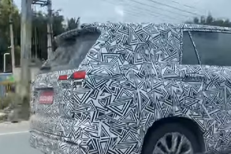 Nằm bên dưới nắp ca-pô của Toyota Innova 2023 là động cơ xăng hoặc hệ truyền động hybrid và không còn động cơ diesel như trước. Hiện thông số động cơ của Toyota Innova thế hệ mới vẫn chưa được tiết lộ.