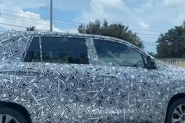 Quanhững hình ảnh ghi lại, có thể thấy Toyota Innova 2023 sở hữu ngoại hình vuông vức với các cột gần như thẳng đứng, nắp ca-pô phẳng, cụm đèn pha lấy cảm hứng từ Corolla Cross và lưới tản nhiệt thẳng đứng hơn trước. Tuy nhiên, cũng giống như thế hệ cũ, xe vẫn sở hữu cửa mở thông thường thay vì cửa trượt ở bên sườn.