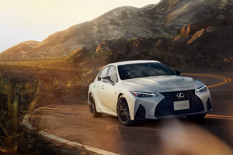 Mức giá xe Lexus IS 500 F Sport Performance First Edition khởi điểm khoảng 65.820 Đô la (khoảng hơn 1,5 tỷ đồng) tại Nhật Bản, cao hơn khoảng gần 1.500 Đô so với phiên bản thông thường.